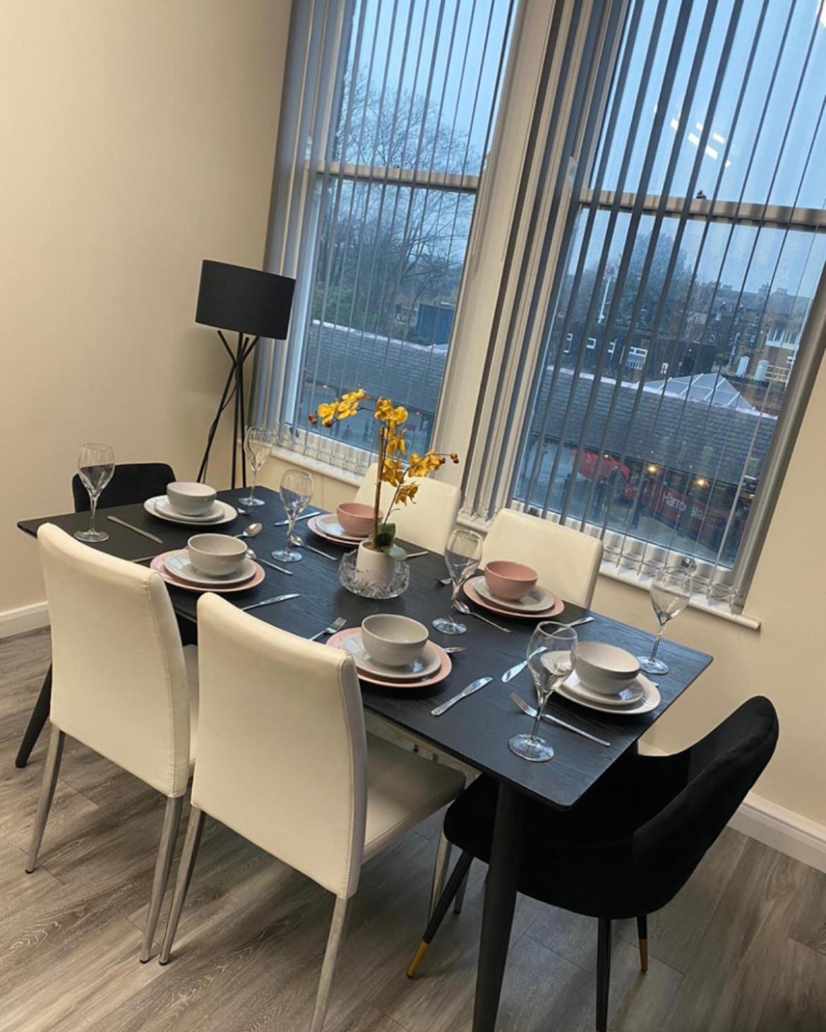 Betty'S Apartment- Metres From Train Station Harrogate Esterno foto